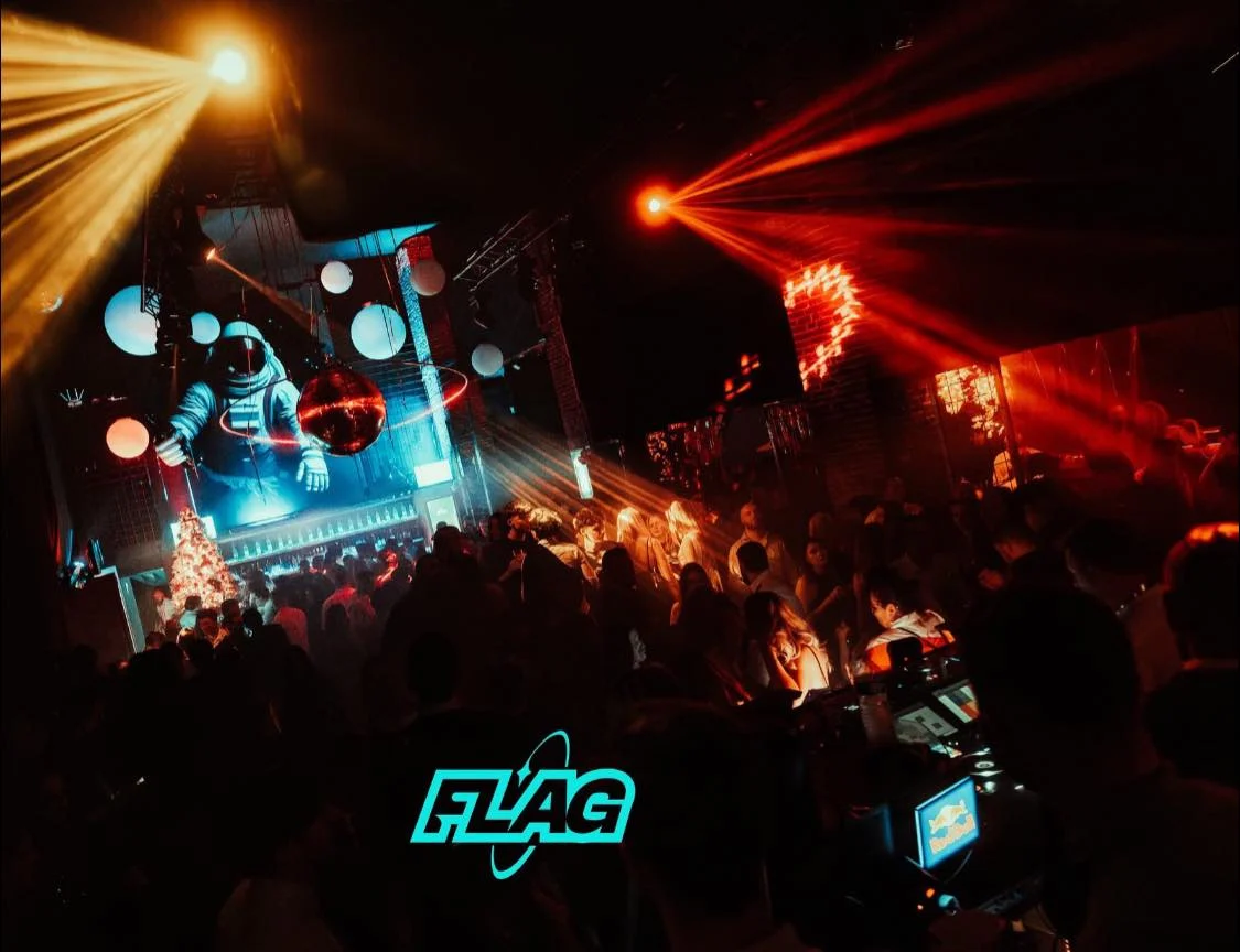 Le booth du DJ et ses lasers rouges