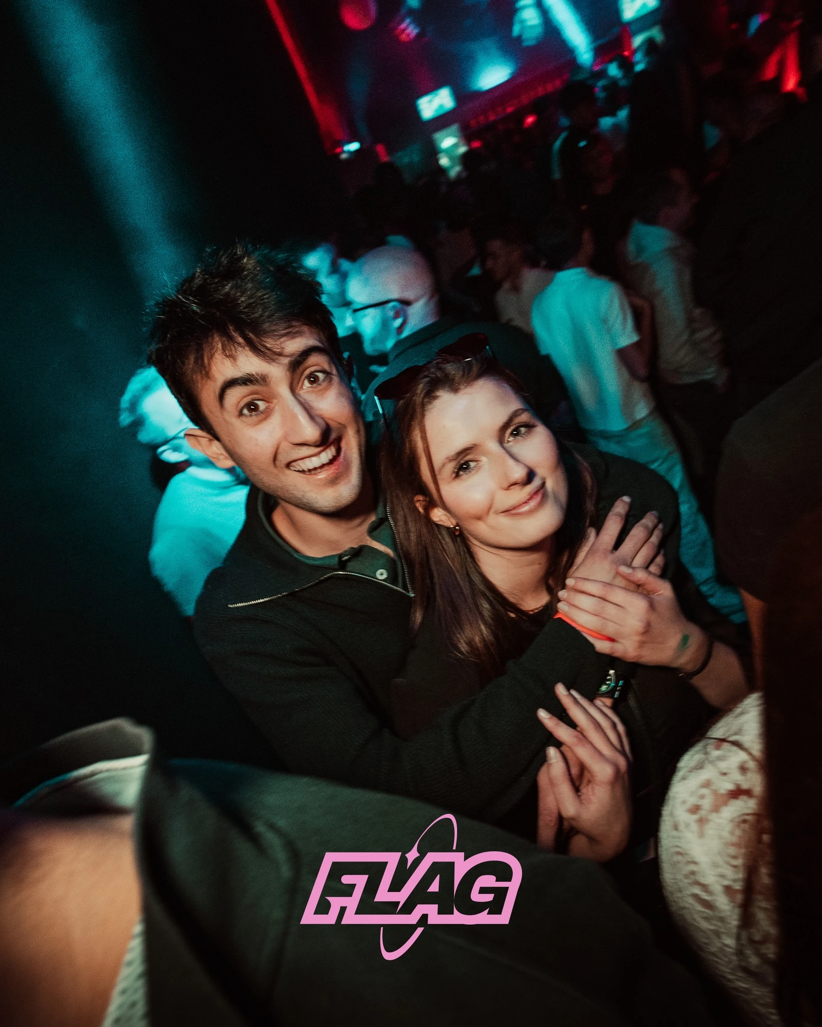 Un couple sourit à la caméra