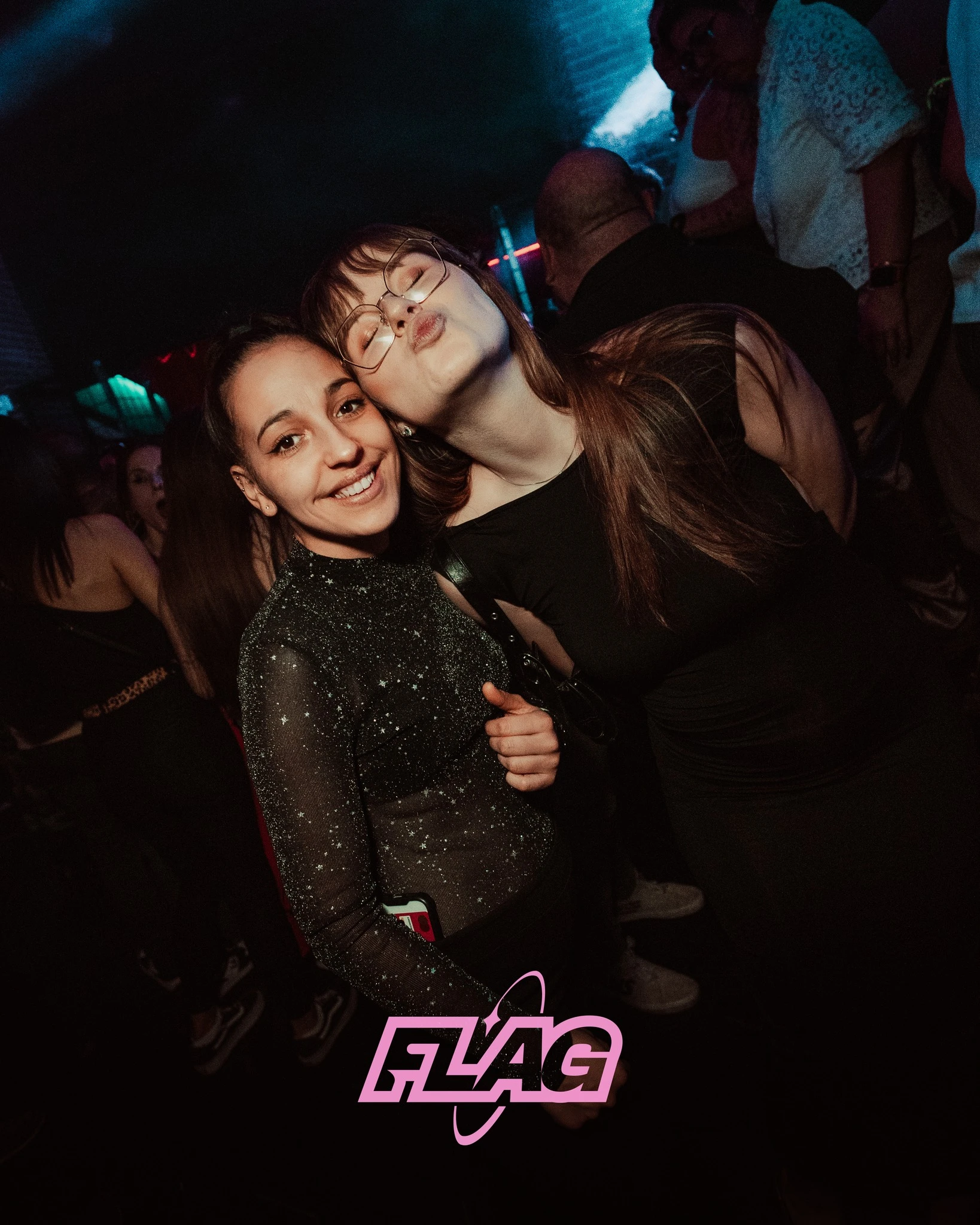 Deux jeunes femmes souriantes