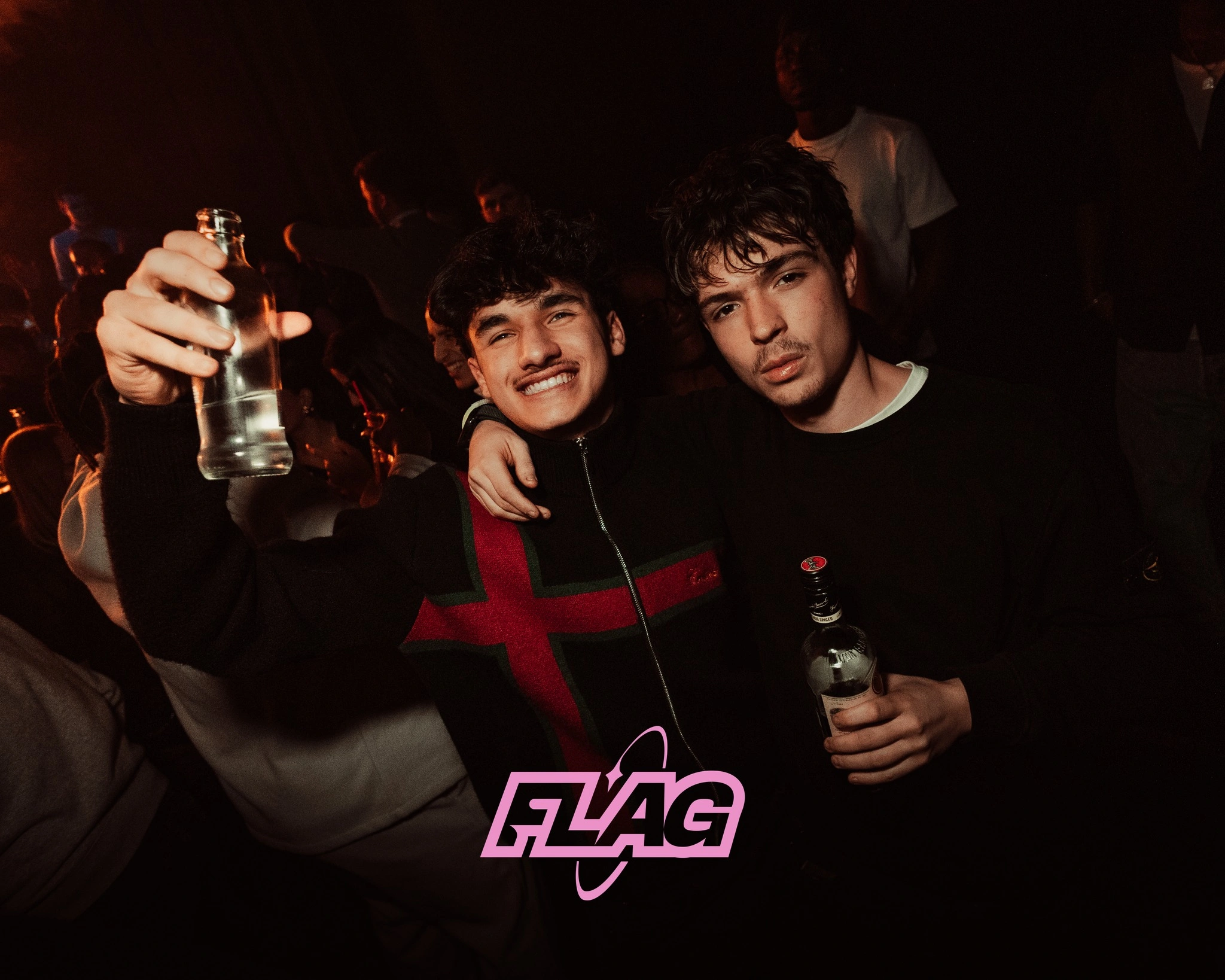 Deux copains, verres en main