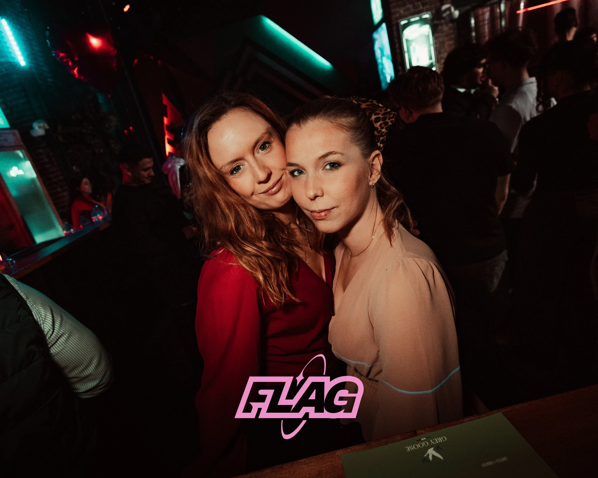 Deux amies posent ensemble