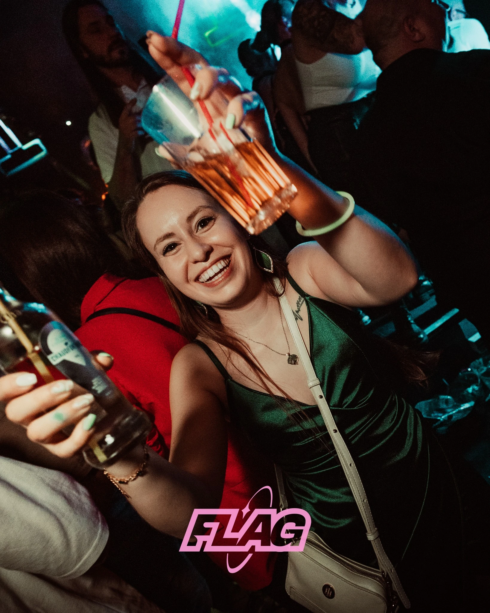 Elle lève ses verres vers l'objectif