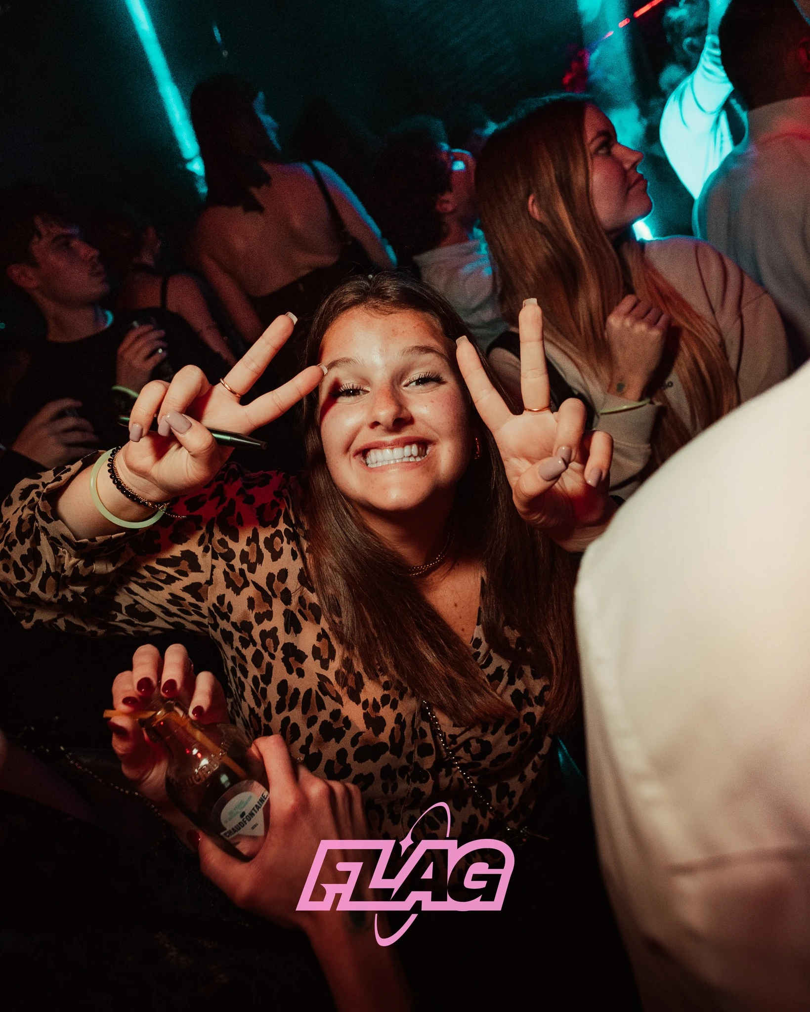 Sourires et signes de paix en pleine soirée