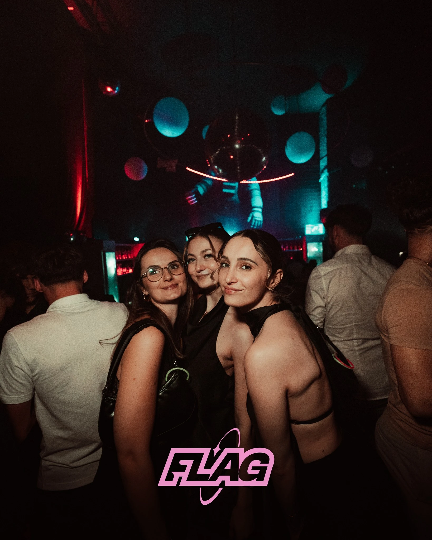Trois amies devant le bar