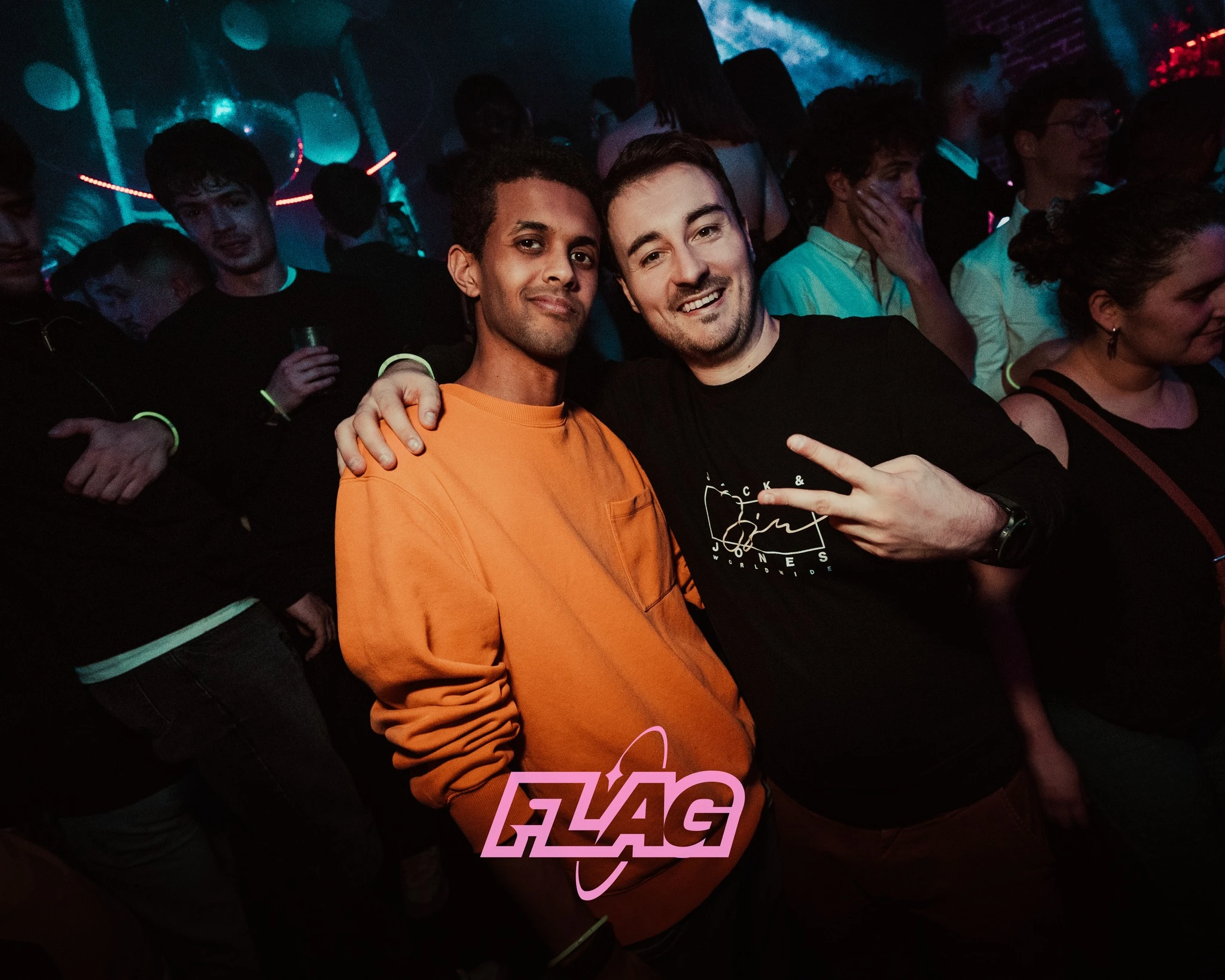 Deux amis posent sur la piste